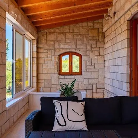 Stone Oasis Marin Semesterbostad